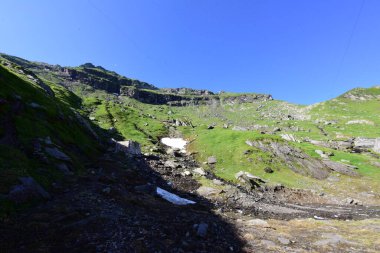 Fagaras Dağları, Güney Karpatlar 'ın bir parçası olan ve Romanya' nın en yüksek dağ zirvesi olan 2544 metre irtifaya sahip dağlık bir kitleyi temsil etmektedir.