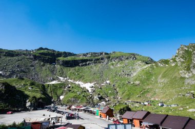 Fagaras Dağları, Güney Karpatlar 'ın bir parçası olan ve Romanya' nın en yüksek dağ zirvesi olan 2544 metre irtifaya sahip dağlık bir kitleyi temsil etmektedir.