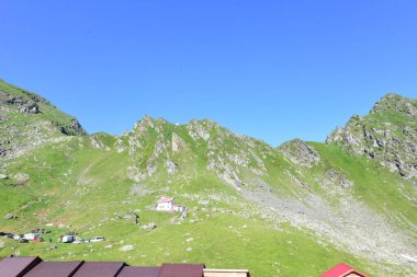 Fagaras Dağları, Güney Karpatlar 'ın bir parçası olan ve Romanya' nın en yüksek dağ zirvesi olan 2544 metre irtifaya sahip dağlık bir kitleyi temsil etmektedir.