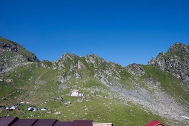 Fagaras Dağları, Güney Karpatlar 'ın bir parçası olan ve Romanya' nın en yüksek dağ zirvesi olan 2544 metre irtifaya sahip dağlık bir kitleyi temsil etmektedir.