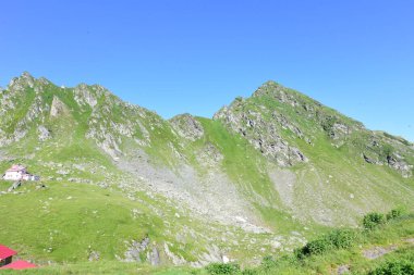 Fagaras Dağları, Güney Karpatlar 'ın bir parçası olan ve Romanya' nın en yüksek dağ zirvesi olan 2544 metre irtifaya sahip dağlık bir kitleyi temsil etmektedir.