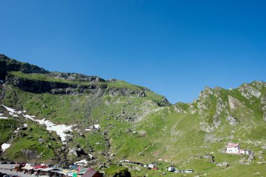 Fagaras Dağları, Güney Karpatlar 'ın bir parçası olan ve Romanya' nın en yüksek dağ zirvesi olan 2544 metre irtifaya sahip dağlık bir kitleyi temsil etmektedir.