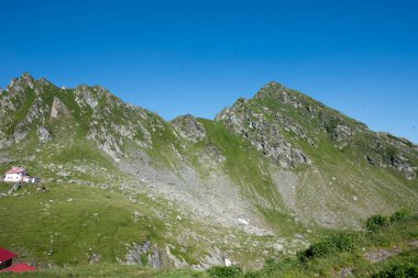 Fagaras Dağları, Güney Karpatlar 'ın bir parçası olan ve Romanya' nın en yüksek dağ zirvesi olan 2544 metre irtifaya sahip dağlık bir kitleyi temsil etmektedir.
