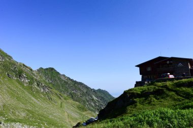 Fagaras Dağları, Güney Karpatlar 'ın bir parçası olan ve Romanya' nın en yüksek dağ zirvesi olan 2544 metre irtifaya sahip dağlık bir kitleyi temsil etmektedir.