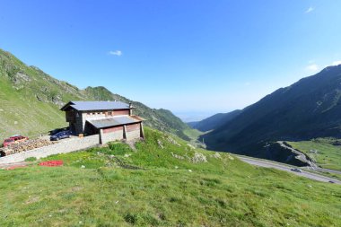 Blea Lac Chalet, 2034 m yükseklikte, Fgra Dağları 'nda, taş bir temele yerleştirilmiş ahşap kirişlerden yapılmıştır ve galvanize ve kıvrımlı çarşaflarla kaplıdır.