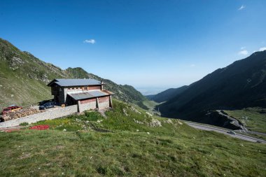 Blea Lac Chalet, 2034 m yükseklikte, Fgra Dağları 'nda, taş bir temele yerleştirilmiş ahşap kirişlerden yapılmıştır ve galvanize ve kıvrımlı çarşaflarla kaplıdır.