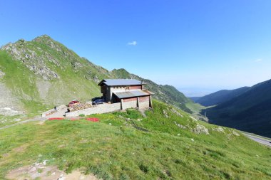 Blea Lac Chalet, 2034 m yükseklikte, Fgra Dağları 'nda, taş bir temele yerleştirilmiş ahşap kirişlerden yapılmıştır ve galvanize ve kıvrımlı çarşaflarla kaplıdır.