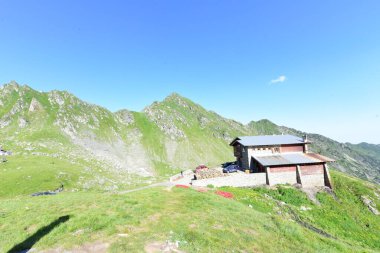 Blea Lac Chalet, 2034 m yükseklikte, Fgra Dağları 'nda, taş bir temele yerleştirilmiş ahşap kirişlerden yapılmıştır ve galvanize ve kıvrımlı çarşaflarla kaplıdır.