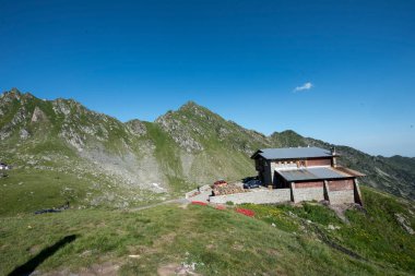 Blea Lac Chalet, 2034 m yükseklikte, Fgra Dağları 'nda, taş bir temele yerleştirilmiş ahşap kirişlerden yapılmıştır ve galvanize ve kıvrımlı çarşaflarla kaplıdır.