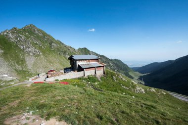 Blea Lac Chalet, 2034 m yükseklikte, Fgra Dağları 'nda, taş bir temele yerleştirilmiş ahşap kirişlerden yapılmıştır ve galvanize ve kıvrımlı çarşaflarla kaplıdır.