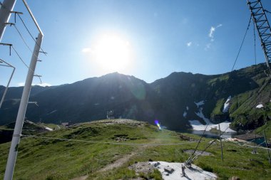 Fagaras Dağları, Güney Karpatlar 'ın bir parçası olan ve Romanya' nın en yüksek dağ zirvesi olan 2544 metre irtifaya sahip dağlık bir kitleyi temsil etmektedir.