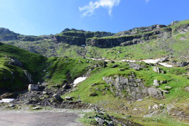 Fagaras Dağları, Güney Karpatlar 'ın bir parçası olan ve Romanya' nın en yüksek dağ zirvesi olan 2544 metre irtifaya sahip dağlık bir kitleyi temsil etmektedir.