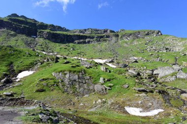 Fagaras Dağları, Güney Karpatlar 'ın bir parçası olan ve Romanya' nın en yüksek dağ zirvesi olan 2544 metre irtifaya sahip dağlık bir kitleyi temsil etmektedir.