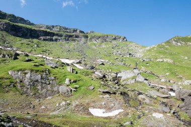 Fagaras Dağları, Güney Karpatlar 'ın bir parçası olan ve Romanya' nın en yüksek dağ zirvesi olan 2544 metre irtifaya sahip dağlık bir kitleyi temsil etmektedir.
