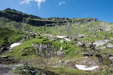 Fagaras Dağları, Güney Karpatlar 'ın bir parçası olan ve Romanya' nın en yüksek dağ zirvesi olan 2544 metre irtifaya sahip dağlık bir kitleyi temsil etmektedir.