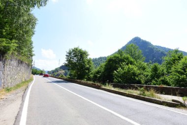 Transfgran, Romanya 'da Muntenia' yı Transilvanya 'ya bağlayan ve Romanya' nın en yüksek sınırı olan 5 tünel, 27 viyadük ve 830 köprüyü geçen 151 km 'lik ulusal bir yol. 