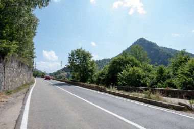 Transfgran, Romanya 'da Muntenia' yı Transilvanya 'ya bağlayan ve Romanya' nın en yüksek sınırı olan 5 tünel, 27 viyadük ve 830 köprüyü geçen 151 km 'lik ulusal bir yol. 