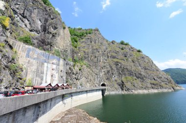 Pleasa ve Vidraru yamaçları arasında inşa edilen Fagaras Dağları 'ndaki Vidraru Gölü artık turizm ve ekstrem sporlar için bir yer.