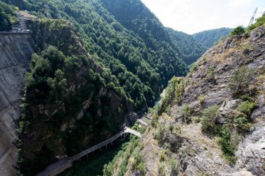 Pleaa ve Vidraru yamaçları arasında inşa edilen Fagaras Dağları 'ndaki Vidraru Barajı, elektrik ve sulama üretimi için artık turizm ve ekstrem sporlar için bir yer..