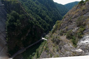 Pleaa ve Vidraru yamaçları arasında inşa edilen Fagaras Dağları 'ndaki Vidraru Barajı, elektrik ve sulama üretimi için artık turizm ve ekstrem sporlar için bir yer..