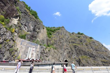 Pleasa ve Vidraru dağlarındaki kayalar, 1965 yılında 893 hektarlık bir birikim gölü oluşturan 162 metre yüksekliğindeki Vidraru barajının doğal desteğini temsil ediyor..