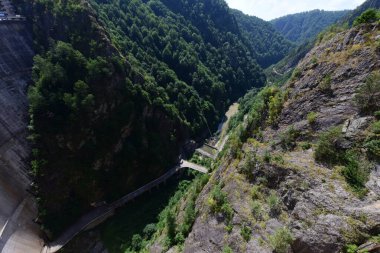 Pleaa ve Vidraru yamaçları arasında inşa edilen Fagaras Dağları 'ndaki Vidraru Barajı, elektrik ve sulama üretimi için artık turizm ve ekstrem sporlar için bir yer..