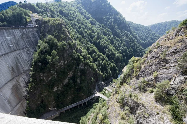 位于Pleaa和Vidraru斜坡之间的Fagaras山脉的Vidraru大坝 用于发电和灌溉 现在已成为旅游和极限运动的场所 — 图库照片