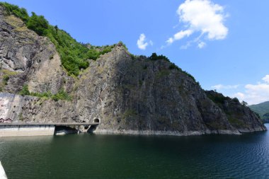 Pleasa ve Vidraru yamaçları arasında inşa edilen Fagaras Dağları 'ndaki Vidraru Gölü artık turizm ve ekstrem sporlar için bir yer.