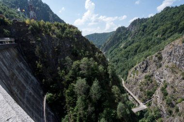 Pleaa ve Vidraru yamaçları arasında inşa edilen Fagaras Dağları 'ndaki Vidraru Barajı, elektrik ve sulama üretimi için artık turizm ve ekstrem sporlar için bir yer..
