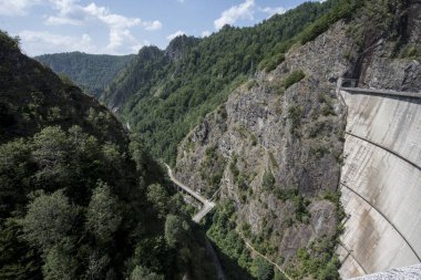 Pleaa ve Vidraru yamaçları arasında inşa edilen Fagaras Dağları 'ndaki Vidraru Barajı, elektrik ve sulama üretimi için artık turizm ve ekstrem sporlar için bir yer..