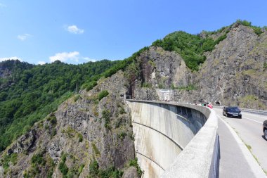 Pleaa ve Vidraru yamaçları arasında inşa edilen Fagaras Dağları 'ndaki Vidraru Barajı, elektrik ve sulama üretimi için artık turizm ve ekstrem sporlar için bir yer..