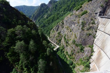 Pleaa ve Vidraru yamaçları arasında inşa edilen Fagaras Dağları 'ndaki Vidraru Barajı, elektrik ve sulama üretimi için artık turizm ve ekstrem sporlar için bir yer..