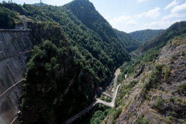 Pleaa ve Vidraru yamaçları arasında inşa edilen Fagaras Dağları 'ndaki Vidraru Barajı, elektrik ve sulama üretimi için artık turizm ve ekstrem sporlar için bir yer..