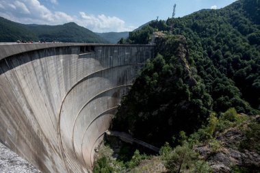 Pleaa ve Vidraru yamaçları arasında inşa edilen Fagaras Dağları 'ndaki Vidraru Barajı, elektrik ve sulama üretimi için artık turizm ve ekstrem sporlar için bir yer..