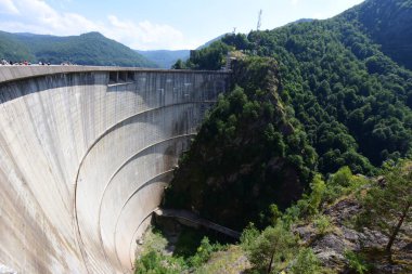 Pleaa ve Vidraru yamaçları arasında inşa edilen Fagaras Dağları 'ndaki Vidraru Barajı, elektrik ve sulama üretimi için artık turizm ve ekstrem sporlar için bir yer..