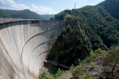 Pleaa ve Vidraru yamaçları arasında inşa edilen Fagaras Dağları 'ndaki Vidraru Barajı, elektrik ve sulama üretimi için artık turizm ve ekstrem sporlar için bir yer..