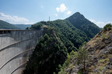 Pleaa ve Vidraru yamaçları arasında inşa edilen Fagaras Dağları 'ndaki Vidraru Barajı, elektrik ve sulama üretimi için artık turizm ve ekstrem sporlar için bir yer..