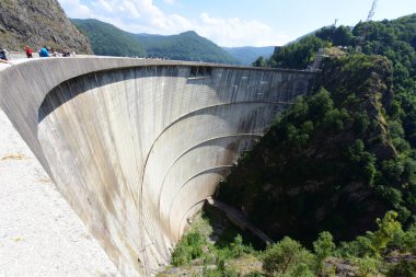Pleaa ve Vidraru yamaçları arasında inşa edilen Fagaras Dağları 'ndaki Vidraru Barajı, elektrik ve sulama üretimi için artık turizm ve ekstrem sporlar için bir yer..