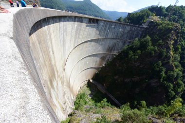 Pleaa ve Vidraru yamaçları arasında inşa edilen Fagaras Dağları 'ndaki Vidraru Barajı, elektrik ve sulama üretimi için artık turizm ve ekstrem sporlar için bir yer..