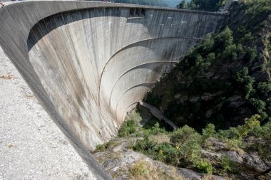 Pleaa ve Vidraru yamaçları arasında inşa edilen Fagaras Dağları 'ndaki Vidraru Barajı, elektrik ve sulama üretimi için artık turizm ve ekstrem sporlar için bir yer..