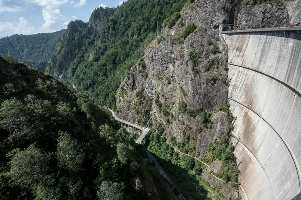 位于Pleaa和Vidraru斜坡之间的Fagaras山脉的Vidraru大坝 用于发电和灌溉 现在已成为旅游和极限运动的场所 — 图库照片