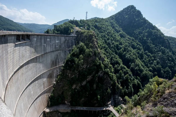 位于Pleaa和Vidraru斜坡之间的Fagaras山脉的Vidraru大坝 用于发电和灌溉 现在已成为旅游和极限运动的场所 — 图库照片