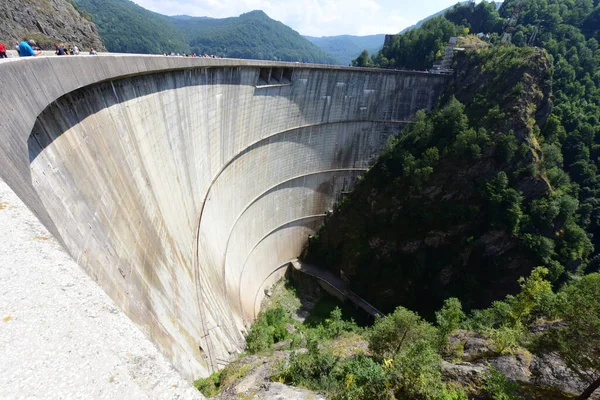 位于Pleaa和Vidraru斜坡之间的Fagaras山脉的Vidraru大坝 用于发电和灌溉 现在已成为旅游和极限运动的场所 — 图库照片