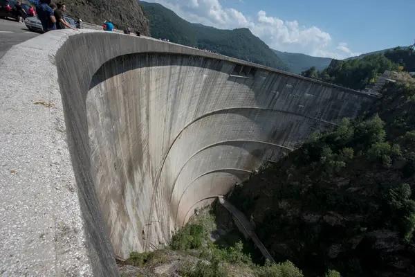 位于Pleaa和Vidraru斜坡之间的Fagaras山脉的Vidraru大坝 用于发电和灌溉 现在已成为旅游和极限运动的场所 — 图库照片