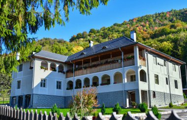 Polovragi Ortodoks Manastırı 500 yaşında, ilk kurucuları Radu ve Patru, Danciul Zamona 'nın oğulları, ikinci kurucu Danciu Paraianu ve üçüncü kurucusu Constantin Brancoveanu.