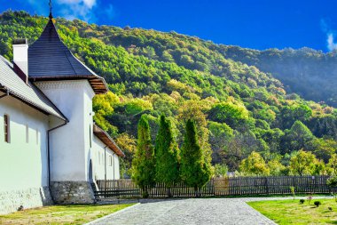 Polovragi Ortodoks Manastırı 500 yaşında, ilk kurucuları Radu ve Patru, Danciul Zamona 'nın oğulları, ikinci kurucu Danciu Paraianu ve üçüncü kurucusu Constantin Brancoveanu.