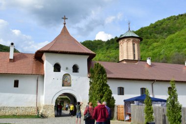 Polovragi Ortodoks Manastırı 500 yaşında, ilk kurucuları Radu ve Patru, Danciul Zamona 'nın oğulları, ikinci kurucu Danciu Paraianu ve üçüncü kurucusu Constantin Brancoveanu.