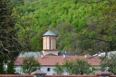 Polovragi Ortodoks Manastırı 500 yaşında, ilk kurucuları Radu ve Patru, Danciul Zamona 'nın oğulları, ikinci kurucu Danciu Paraianu ve üçüncü kurucusu Constantin Brancoveanu.