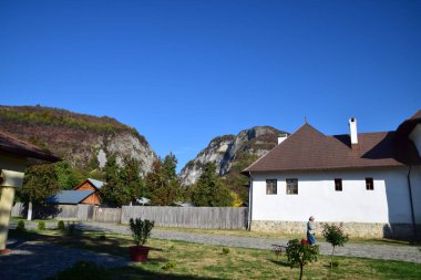 Polovragi 'den Oltetului Vadisi Gorj İlçesi' ndeki doğal rezervasyonun bir parçası ve dağın tepesinde şelaleler, çıplak kayalar, mağaralar ve çeşitli ağaç çeşitleriyle çevrili çayırlarla olağanüstü manzaralar göstermek zorunda.