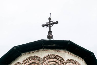 Polovragi Manastırı 'ndaki Romen Ortodoks Haçı, dövülmüş demirden yapılmış ve kilisenin kulesi ve manastırın çan kulesindeki metal bir üste sabitlenmiş. 